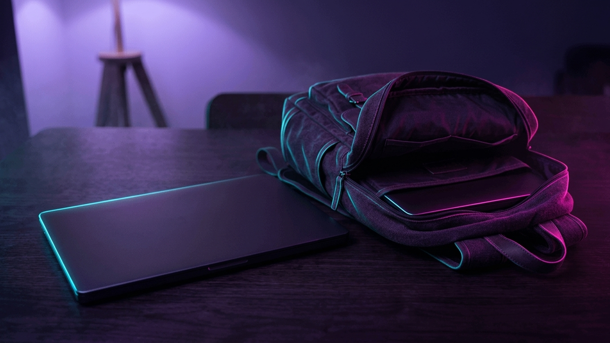 Illustration: ein großer zugeklappter Laptop neben einem offenen Rucksack auf einem dunklen Tisch