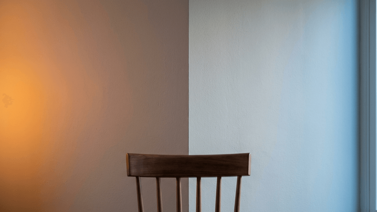 Illustration: eine Wand, links warm orange und rechts kühl blau angestrahlt – zwei Lichtfarben zugleich