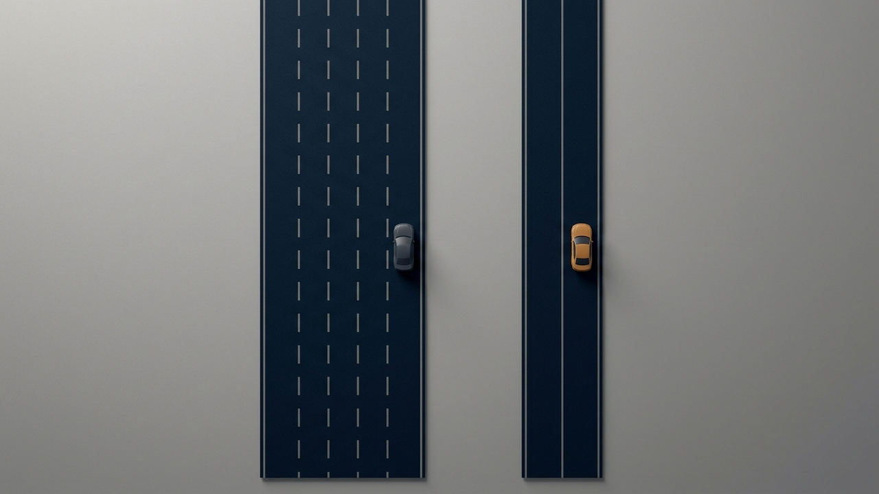 Illustration: zwei gleich lange Straßen nebeneinander, eine breit mit vielen Spuren, eine schmal mit zwei, auf beiden ein einzelnes Auto an derselben Stelle