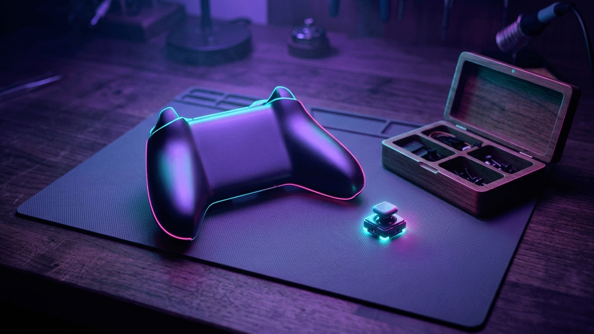Illustration: ein Gamepad auf einer Arbeitsmatte, daneben ein herausgenommenes Stickmodul und eine offene Ersatzteilbox