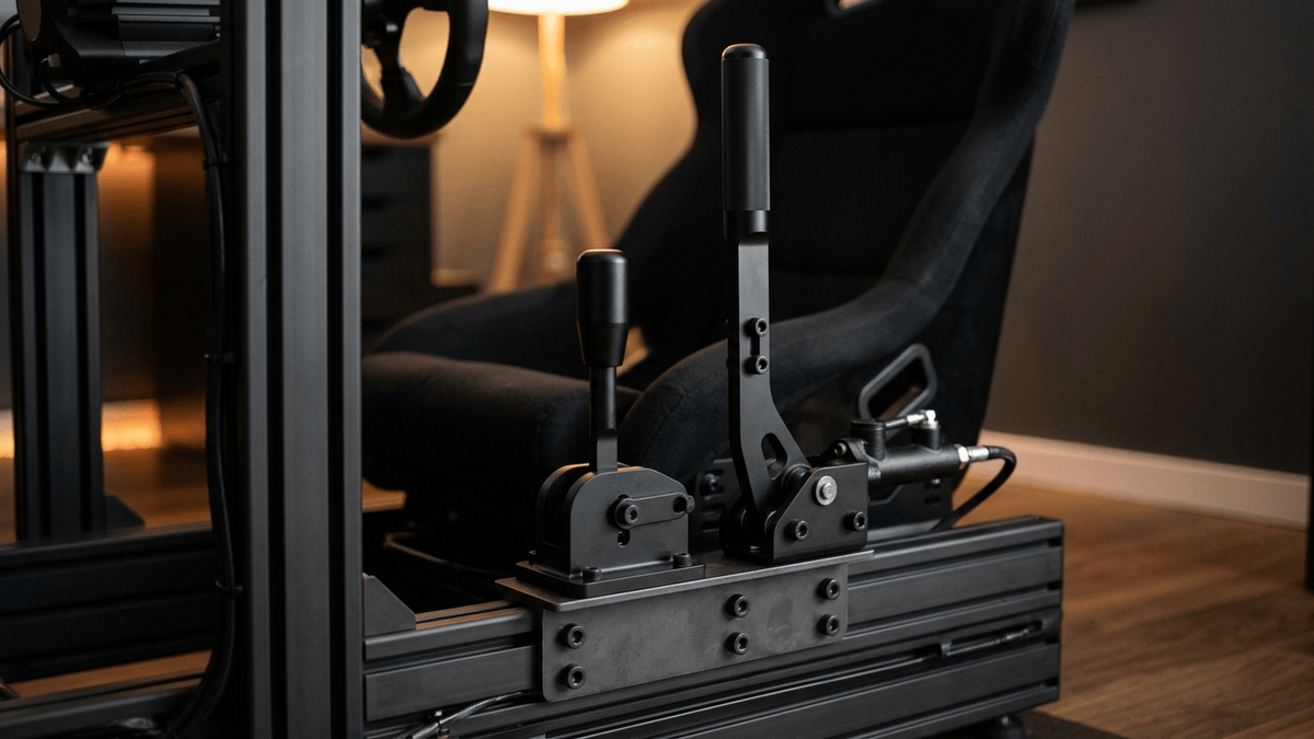 Illustration: ein kurzer sequenzieller Schalthebel und ein hoher Handbremshebel nebeneinander an einem Sim-Racing-Gestell