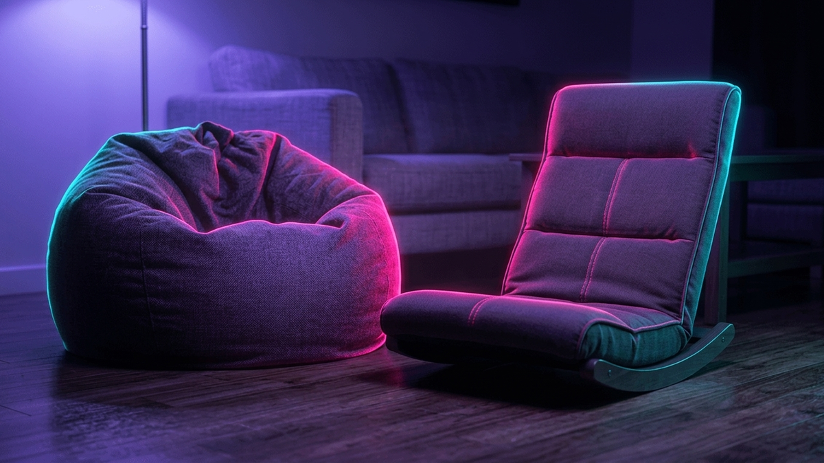 Illustration: ein dunkler Sitzsack neben einem flachen gepolsterten Bodensessel mit Schaukelkufen auf einem Holzboden, warmes Lampenlicht, keine Markenzeichen